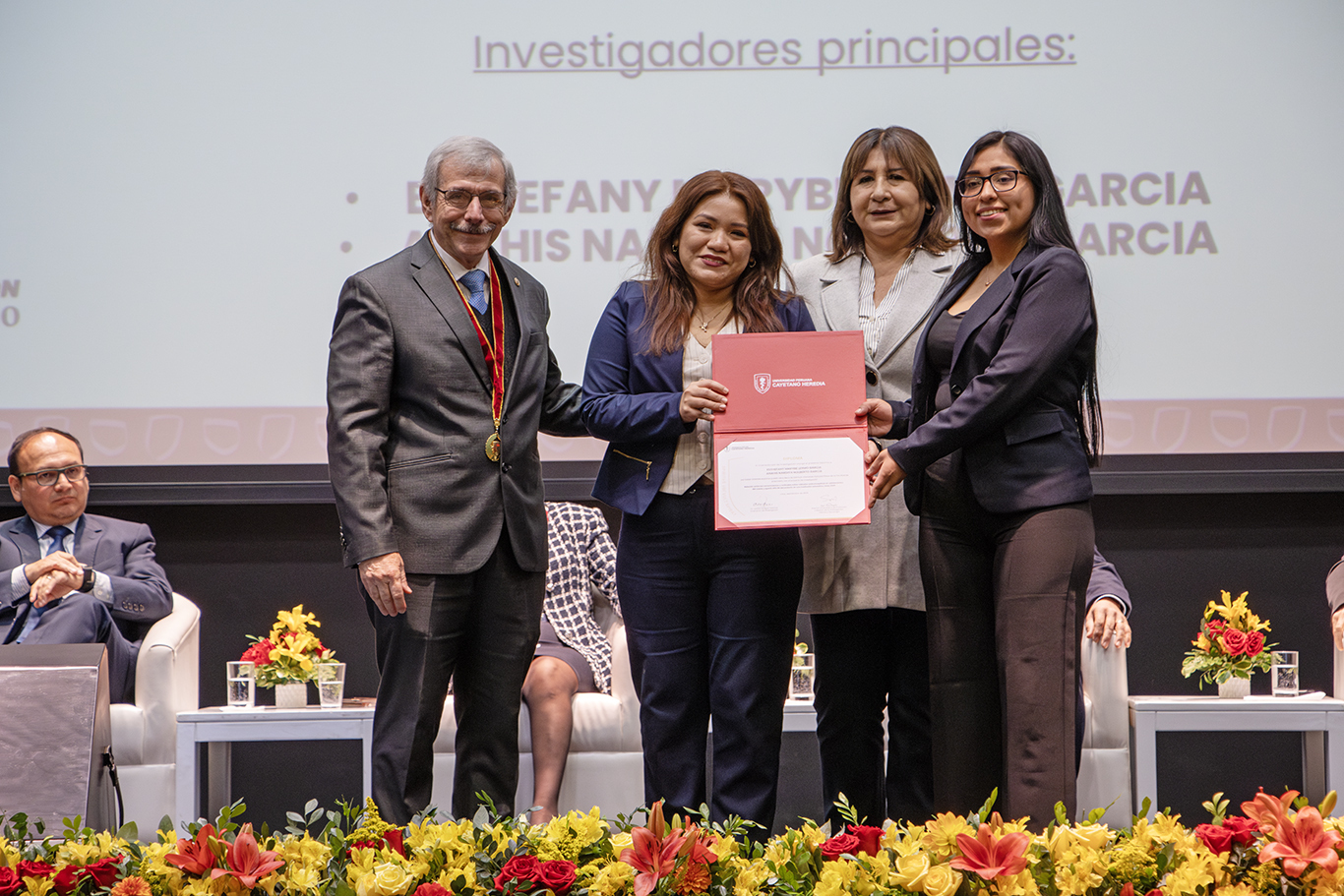 Cayetano reconoce a sus estudiantes de la Facultad de Enfermería por su aporte a la investigación en salud pública
