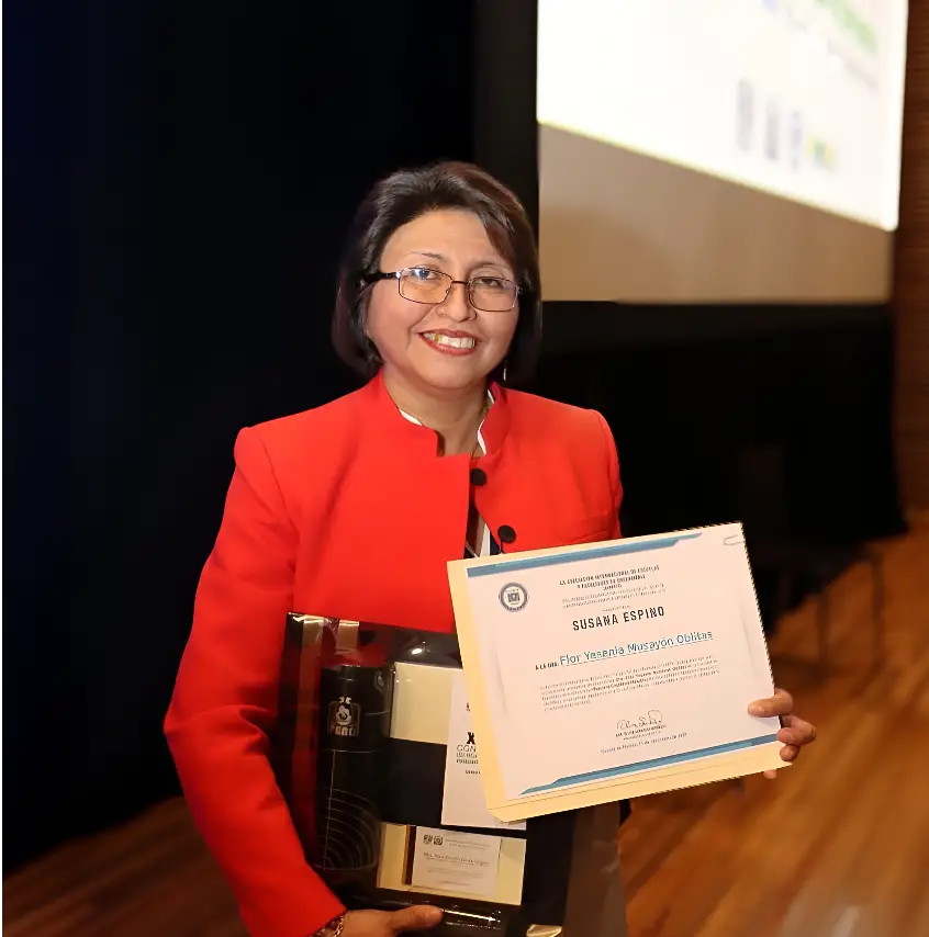 La Dra. Yesenia Musayón recibe el Premio ALADEFE a la Trayectoria Académica “Susana Espino” 2025